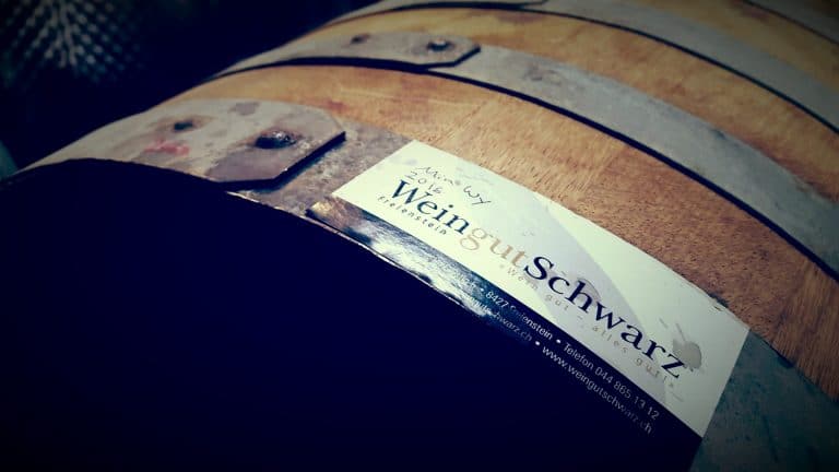 Der eigene Wein kommt in die Flasche