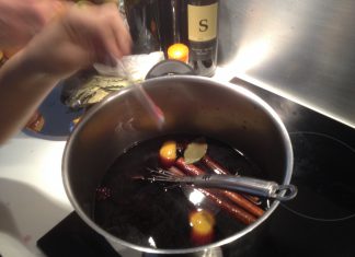 In einen richtig guten Glühwein gehört ein richtig guter Wein. In einem richtig guter Glühwein gehört nur richtig guter Wein und Gewürze.