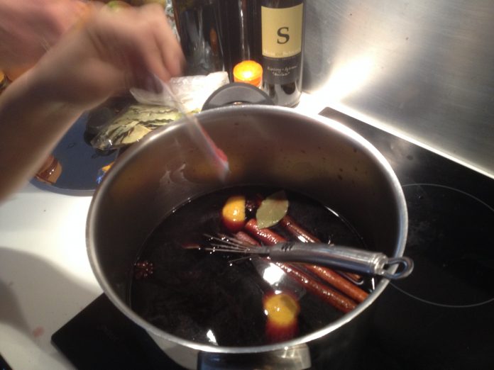 In einem richtig guter Glühwein gehört nur richtig guter Wein und Gewürze.