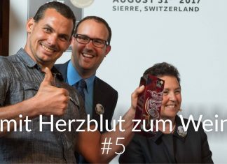 Goldmedaille und mit der Kamera auf der Bühne