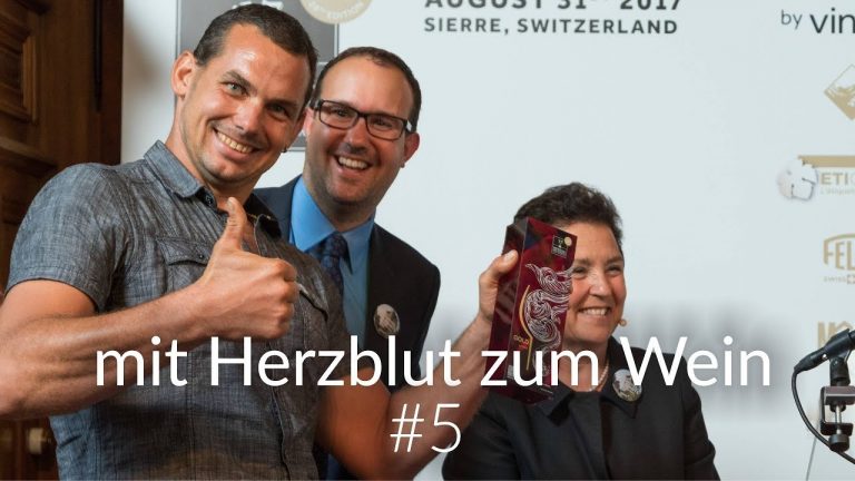 Goldmedaille und mit der Kamera auf der Bühne