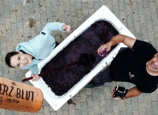 So kommt die Farbe in den Wein | Badewanne Wein N°2